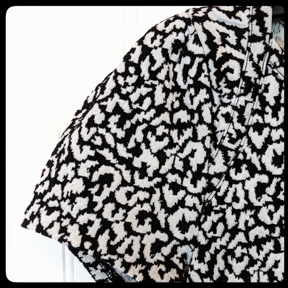 Postmark (Anthropologie) black & white print top - Picture 3 of 6